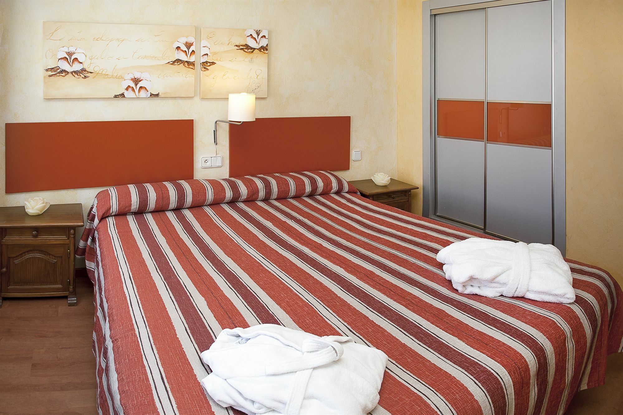 Apartamentos Parot Quality Santa Eularia des Riu Luaran gambar